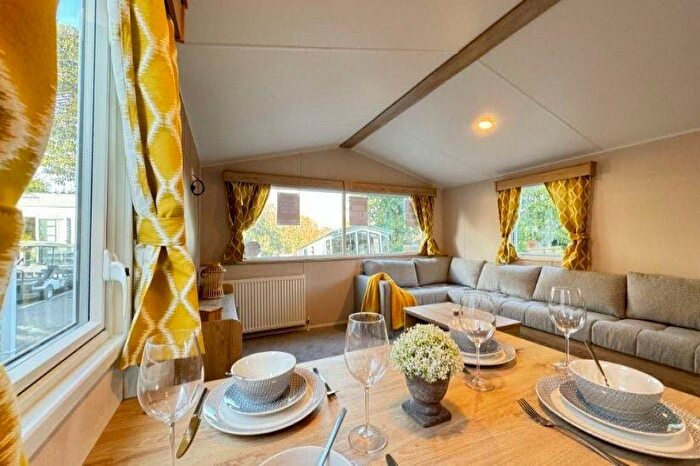 2 Bedroom Caravan For Sale In Glendale Holiday Park, CA7