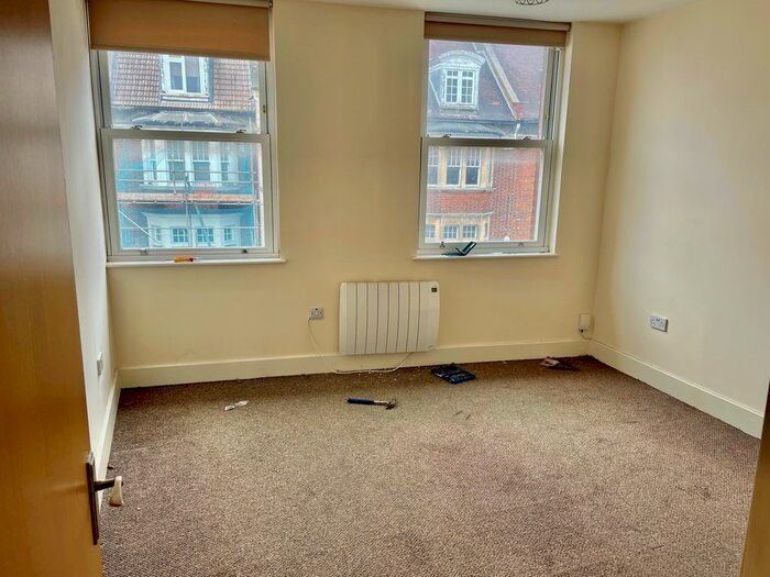 2 Bedroom Flat To Rent In Hamlet Court Road, Westcliff-On-Sea, SS0