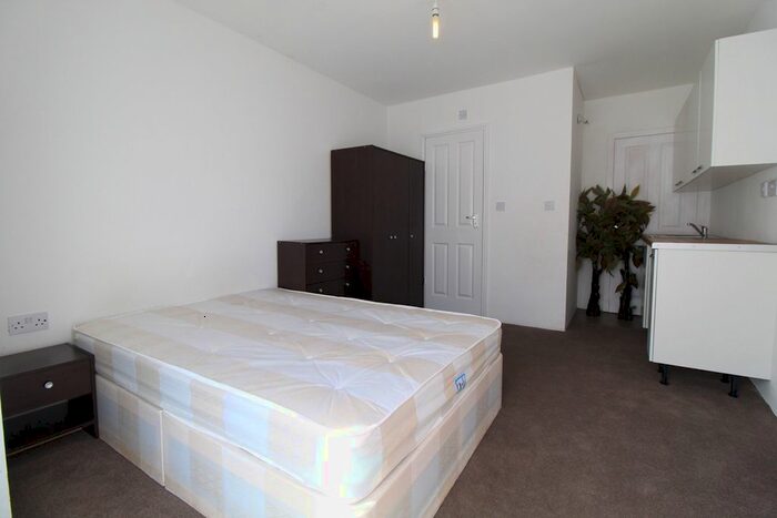 Studio To Rent In Thorn Close, Northolt, UB5