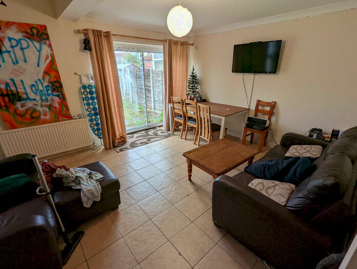 5 Bedroom Semi-Detached House To Rent In Long Barn Lane, Reading, Berkshire, RG2