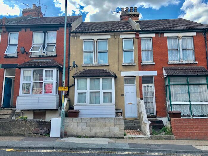 2 Bedroom Flat To Rent In Canterbury Street, Gillingham, ME7