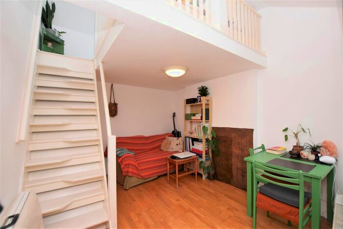 Studio To Rent In Muswell Hill, London, N10