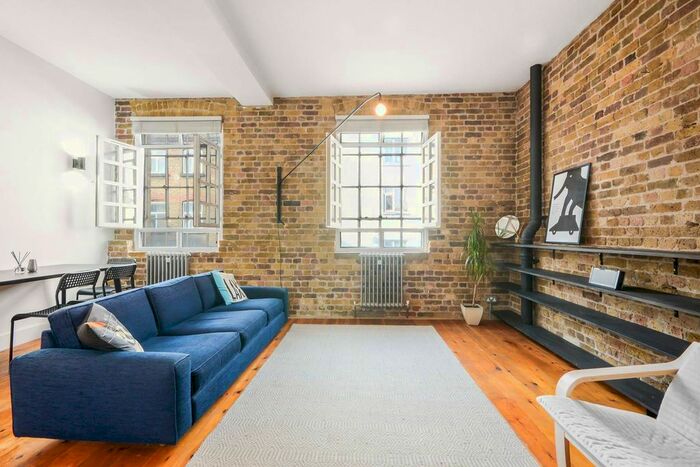 3 Bedroom Flat To Rent In Surrey Square, Elephant And Castle, London, SE17