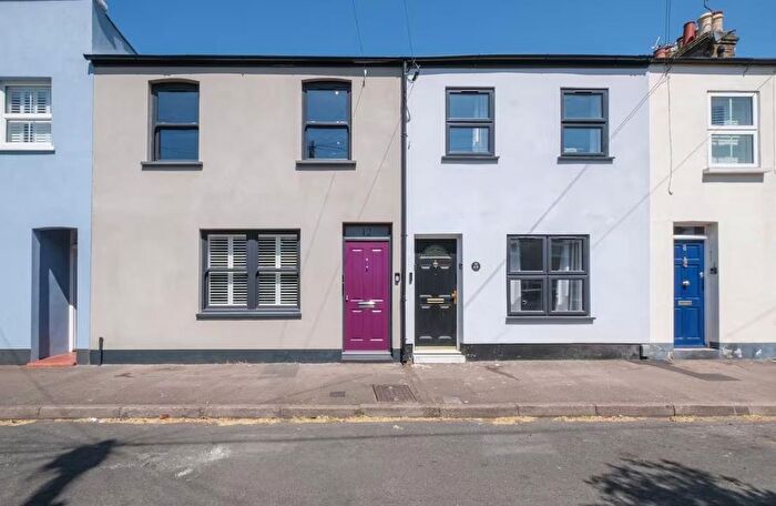 3 Bedroom Terraced House For Sale In Albert Street, Windsor, SL4