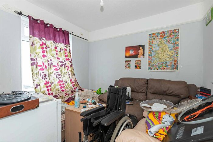 6 Bedroom Property For Sale In West End Way, Lancing, BN15