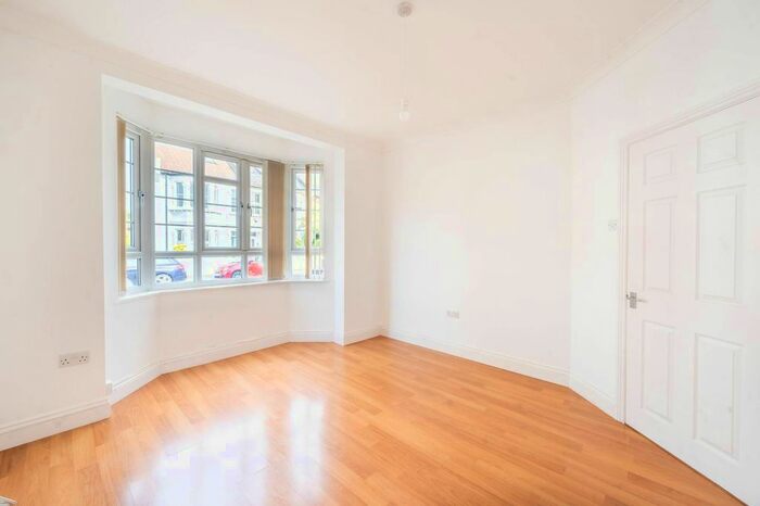 2 Bedroom Maisonette To Rent In Kenyon Street, Fulham, London, SW6