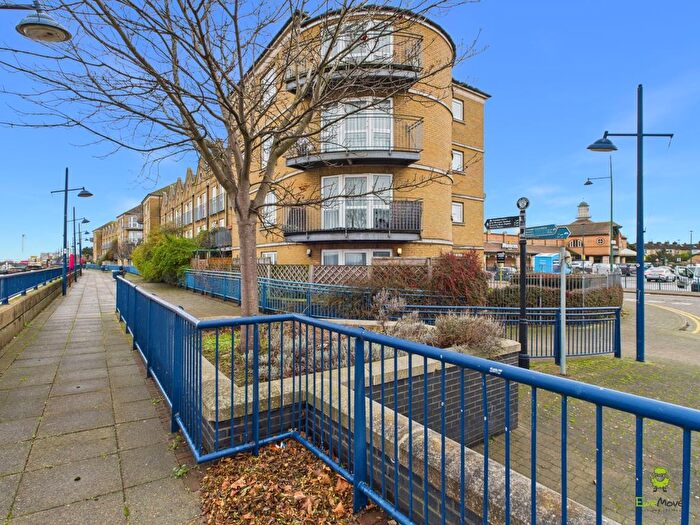 2 Bedroom Flat For Sale In Wharfside Close, Erith, DA8