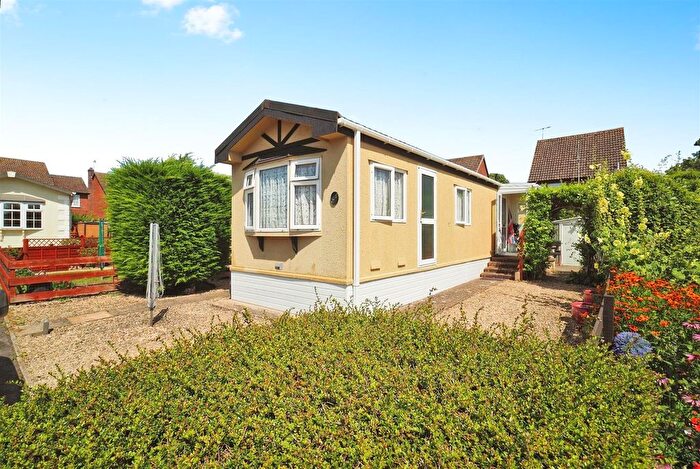 2 Bedroom Mobile/park Home For Sale In Avon Park, Netheravon, Salisbury, SP4