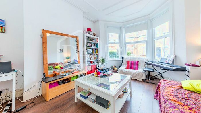 2 Bedroom Flat To Rent In Frobisher Road, Turnpike Lane, London, N8