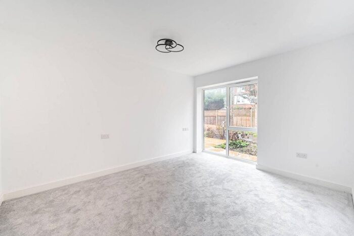 2 Bedroom Bungalow For Sale In Finchley Central, Finchley, London, N3