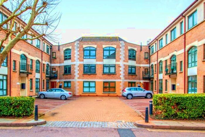 2 Bedroom Apartment To Rent In Flat 9 Windsor Court, Corner Hall, Hemel Hempstead, Hertfordshire, HP3