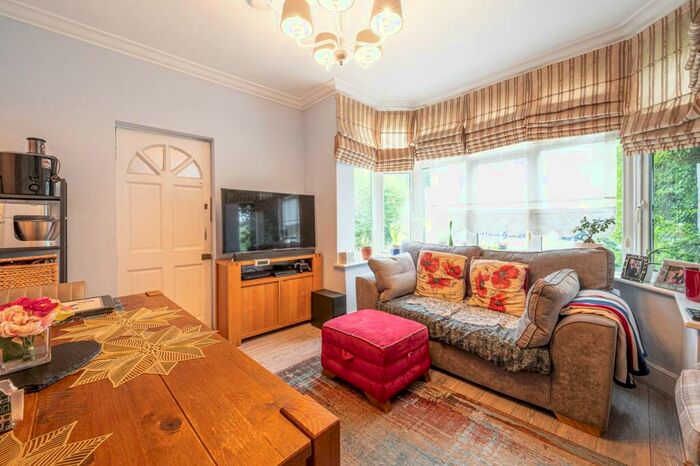 2 Bedroom Flat To Rent In Finchley Road, Temple Fortune, London, NW11