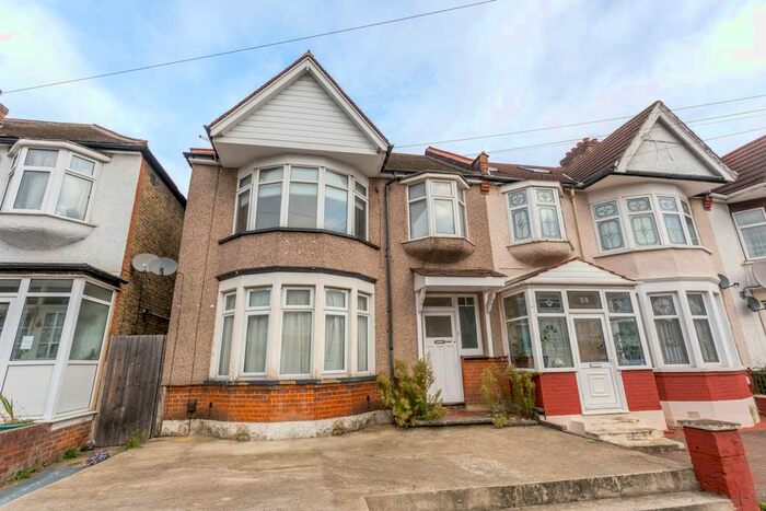 2 Bedroom Flat To Rent In Cowley Road, Cranbrook, Ilford, IG1