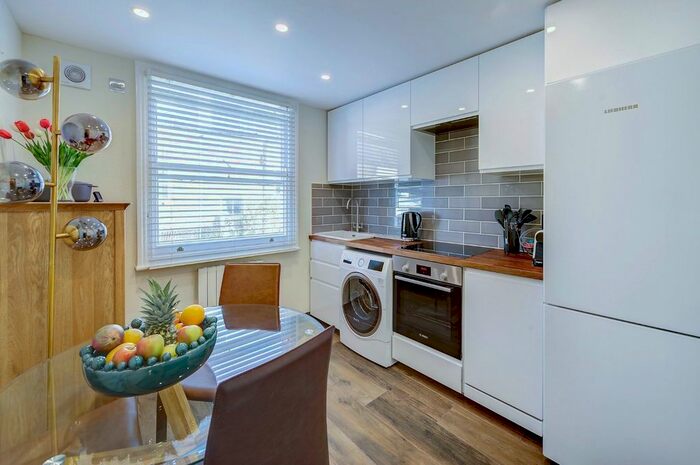 2 Bedroom Flat To Rent In Cornwall Crescent, London, W11