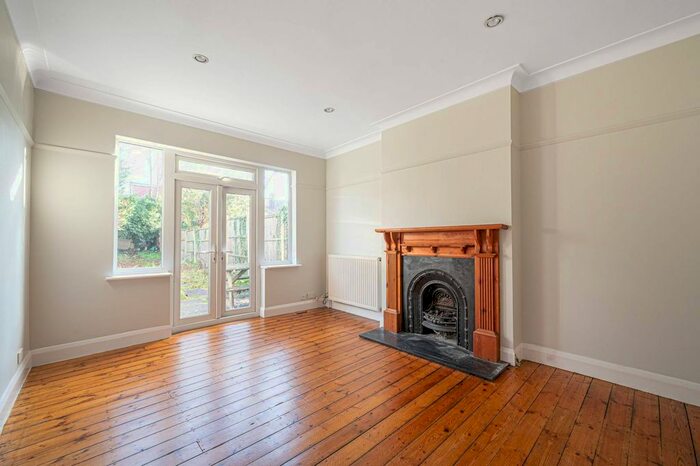 3 Bedroom Detached House To Rent In Wentworth Avenue, Finchley Central, London, N3