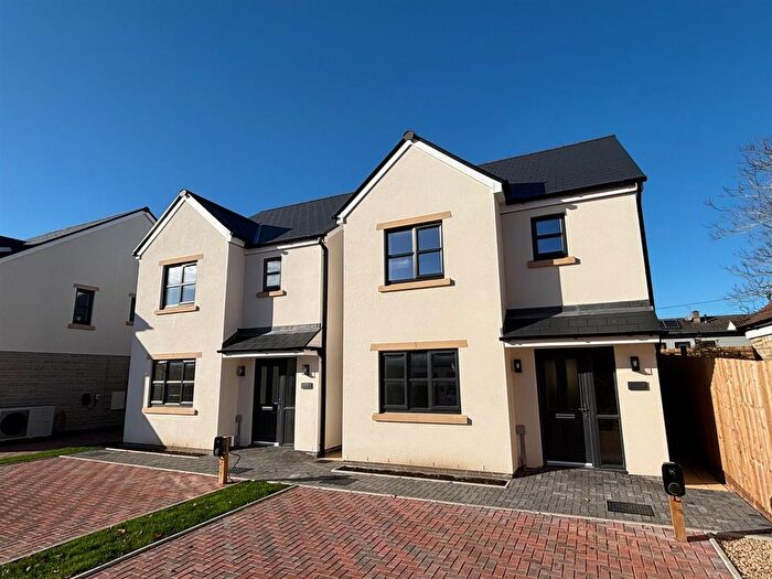 3 Bedroom Detached House For Sale In The Robins, Frome, BA11