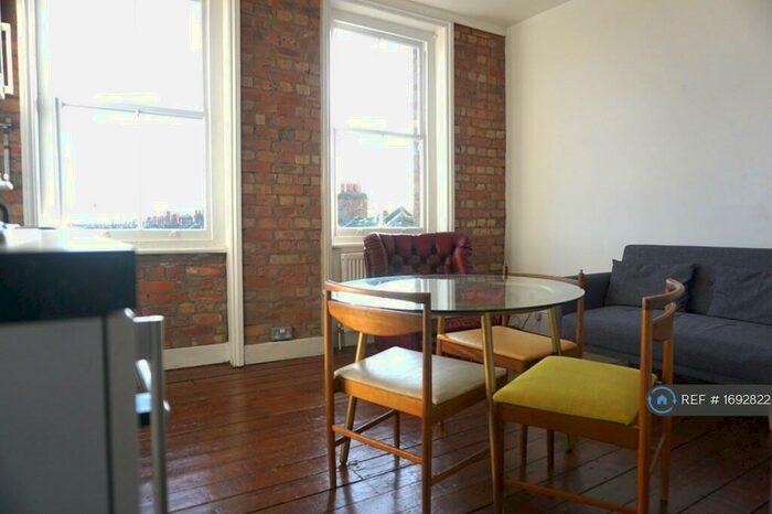 3 Bedroom Flat To Rent In Grand Parade, London, N4