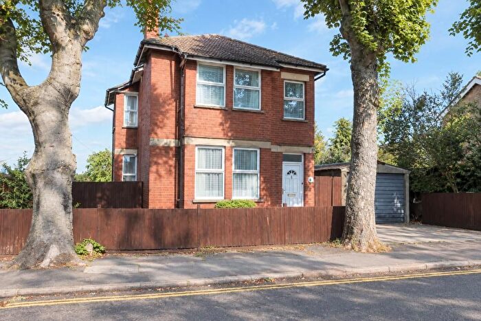 4 Bedroom Detached House For Sale In Limbury Road, Luton, Bedfordshire, LU3