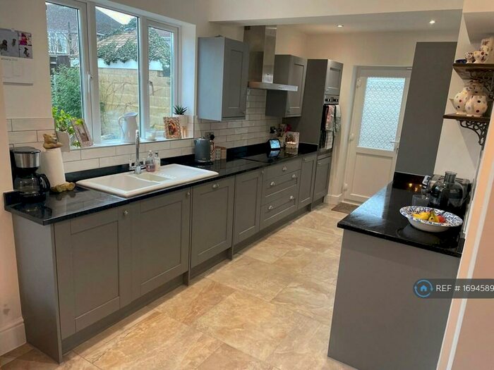 4 Bedroom Detached House To Rent In Corby Avenue, Swindon, SN3