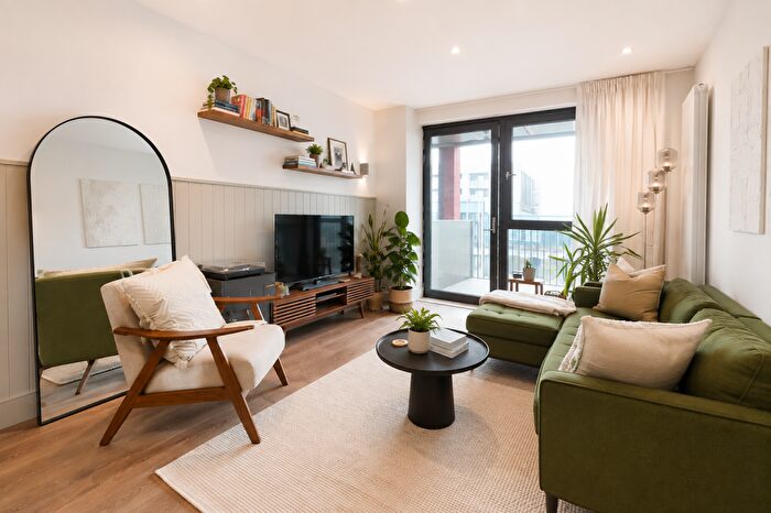 2 Bedroom Flat To Rent In Windsor Square, Woolwich, Greenwich, SE18