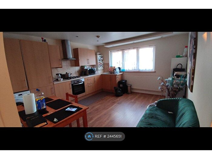 3 Bedroom Maisonette To Rent In Ramsey Close, Greenford, UB6