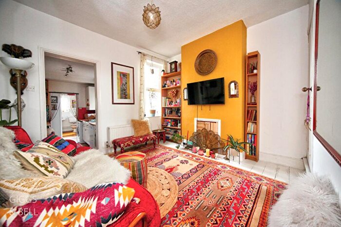 3 Bedroom Terraced House For Sale In St. Saviours Crescent, Luton, Bedfordshire, LU1