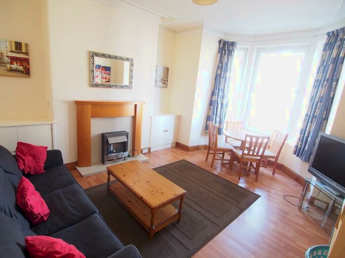 2 Bedroom Flat To Rent In Union Grove, First Floor Left, AB10