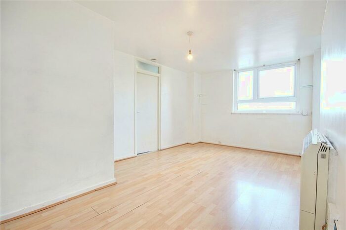 1 Bedroom Flat To Rent In Bonnington House, Ayley Croft, Enfield, Middlesex, EN1