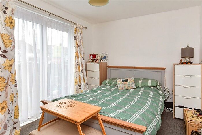 2 Bedroom Flat For Sale In Mile Oak Road, Portslade, East Sussex, BN41