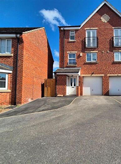 4 Bedroom Town House To Rent In Primrose Way, Horbury, Wakefield, WF4