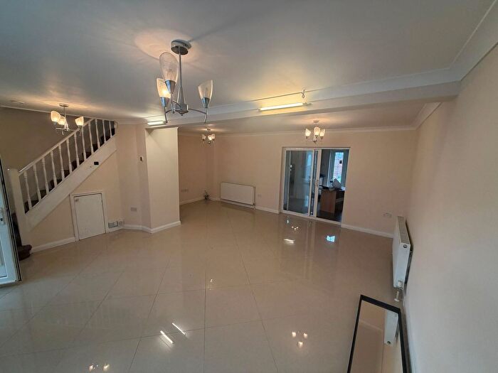 3 Bedroom Semi-Detached House To Rent In Swanage Waye, Hayes, UB4