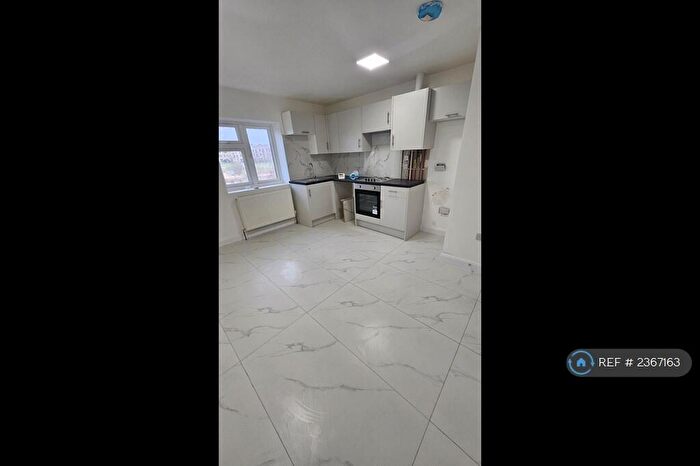 3 Bedroom Flat To Rent In Farm Close, Dagenham, RM10