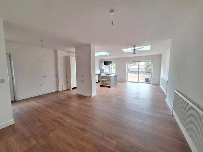 4 Bedroom Semi-detached House For Sale In Beverley Drive, Edgware, HA8