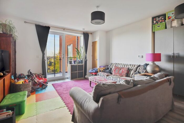 2 Bedroom Flat For Sale In Carter Court, Gilding Way, Southall, UB2