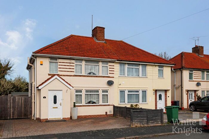 3 Bedroom Semi Detached House For Sale In Heatherden Close, Reading, Berkshire, RG2