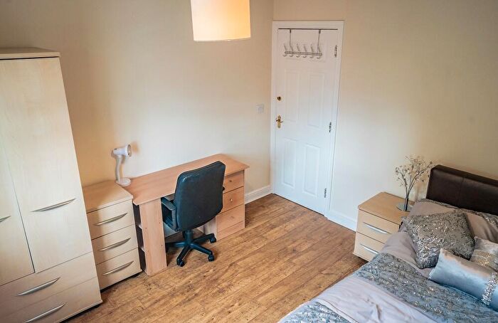 6 Bedroom Town House To Rent In Schuster Road, Manchester, M14
