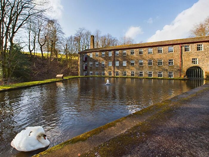 2 Bedroom Flat To Rent In Hallas Bridge, Cullingworth, Bradford, BD13