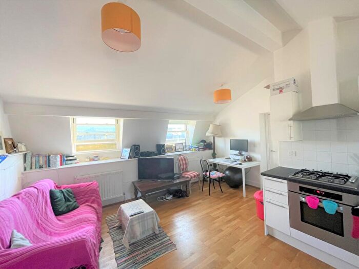 1 Bedroom Flat To Rent In Kings Terrace, Camden, NW1