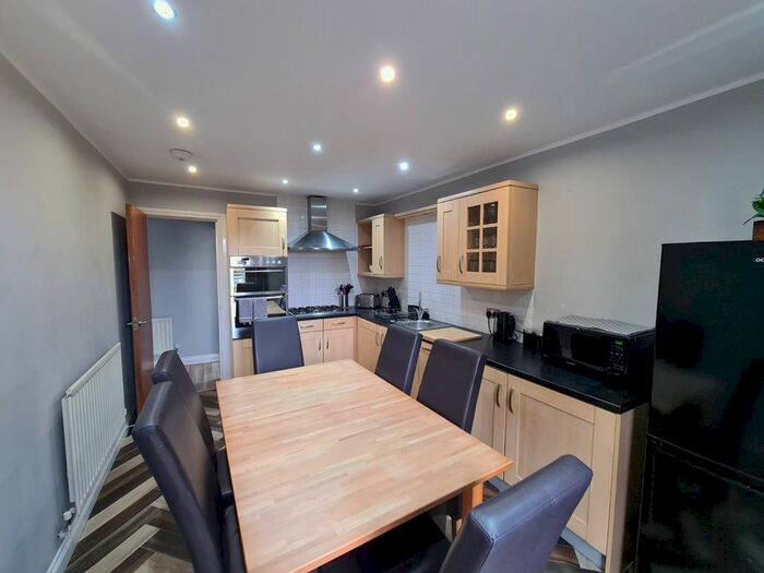 3 Bedroom Town House To Rent In Old Tolbooth Wynd, Edinburgh, EH8