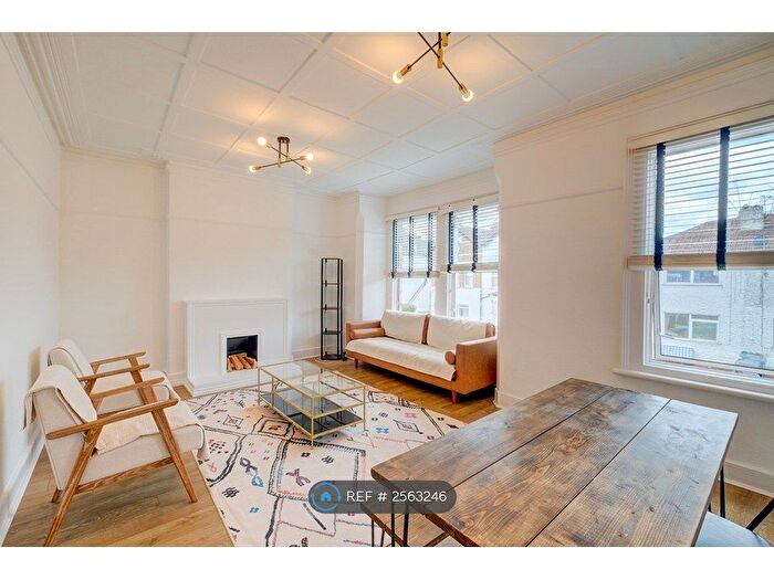 2 Bedroom Flat To Rent In Station Road, London, N3