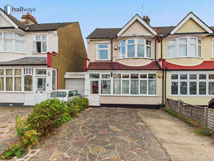 3 Bedroom Semi-Detached House For Sale In Chesham Road, London, SE20