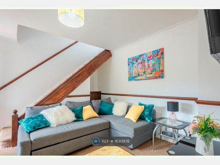 5 Bedroom Semi-Detached House To Rent In Blackwell Avenue, Guildford, GU2