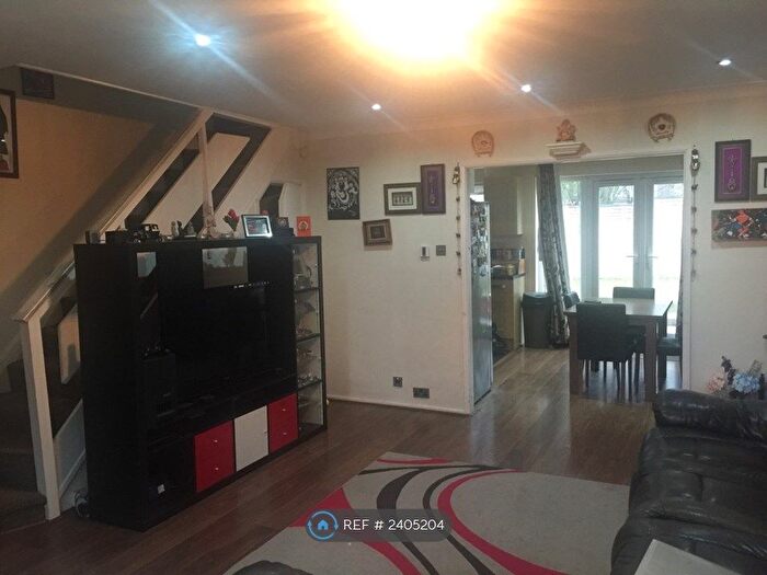 3 Bedroom End Of Terrace House To Rent In Turnpike Link, Croydon, CR0