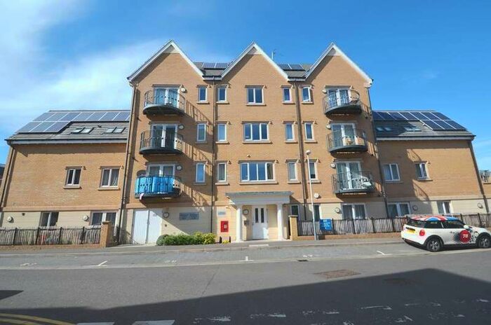 2 Bedroom Apartment To Rent In Spa House, Varcoe Gardens, Hayes, UB3