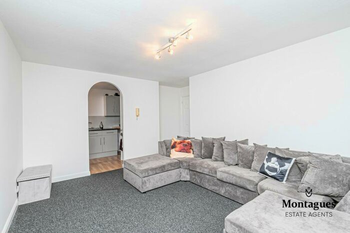 1 Bedroom Flat To Rent In Centre Drive, Epping, CM16