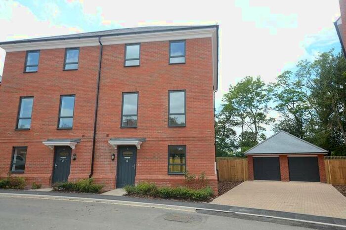 4 Bedroom Semi-Detached House To Rent In Darbyshire Road, GU11