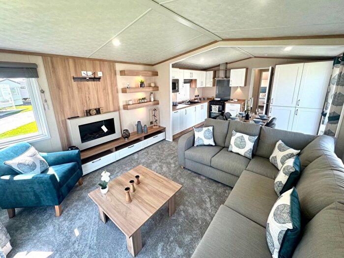 2 Bedroom Mobile/park Home For Sale In Ivyhouse Lane, Hastings, TN35
