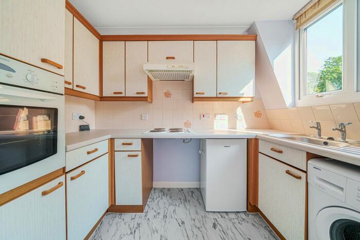 1 Bedroom Flat For Sale In Lords Bridge Court, Mervyn Road, Shepperton, TW17