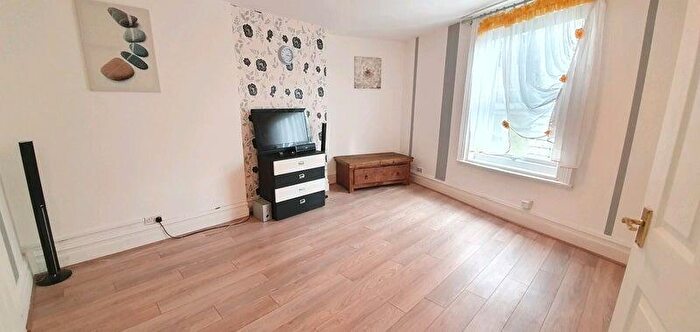 2 Bedroom Flat To Rent In Wellington Road South, Stockport, SK2
