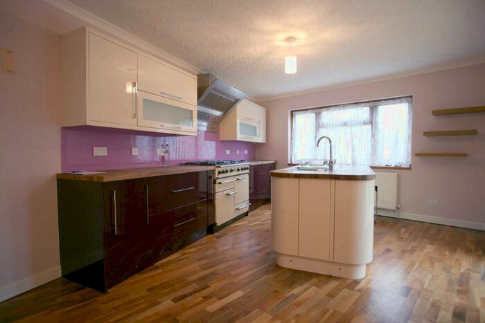 5 Bedroom Semi-Detached House To Rent In Clare Gardens, Upney, IG11